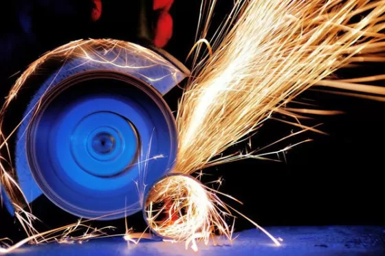 Découvrez la technologie italienne, spécialisée dans la production de meules abrasives en feuilles de résine renforcée de fibres et de meules cymbales.